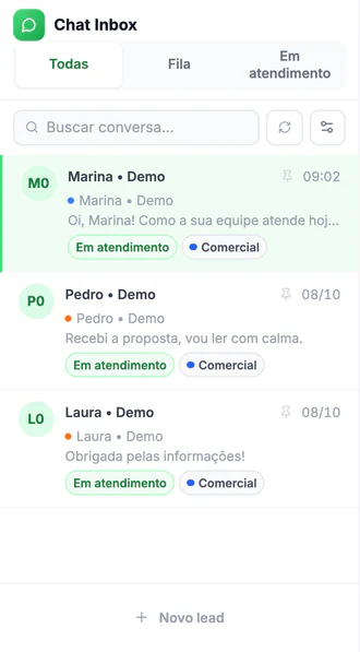 Chat Inbox real: lista de conversas com Marina, Pedro e Laura, todas em atendimento no canal Comercial (dados fictícios).