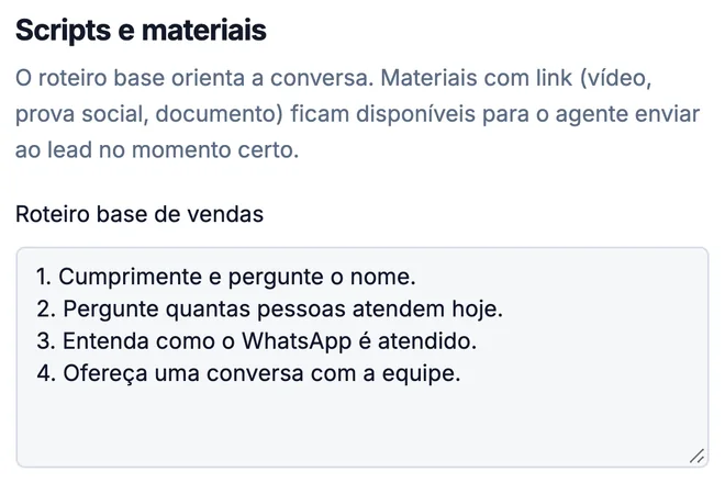 Passo Treinamento real do construtor com o Roteiro base de vendas preenchido em quatro passos: cumprimentar, perguntar quantas pessoas atendem, entender o atendimento e oferecer uma conversa com a equipe (dados fictícios).