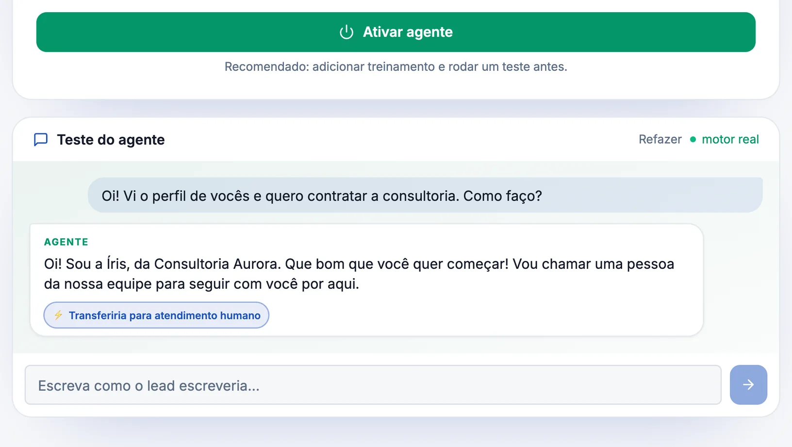 Construtor real do agente: o botão Ativar agente com a recomendação de treinar e testar antes e o Teste do agente, com a mensagem de um cliente, a resposta da agente Íris e a ação Transferiria para atendimento humano, sem envio (dados fictícios).