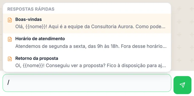 Lista real de Respostas rápidas aberta pela barra no campo de mensagem: Boas-vindas com o nome do contato, Horário de atendimento e Retorno da proposta (dados fictícios).