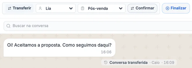 Bloco Transferir real com a Lia e o departamento Pós-venda escolhidos e, na conversa, o registro Conversa transferida por Caio (dados fictícios).