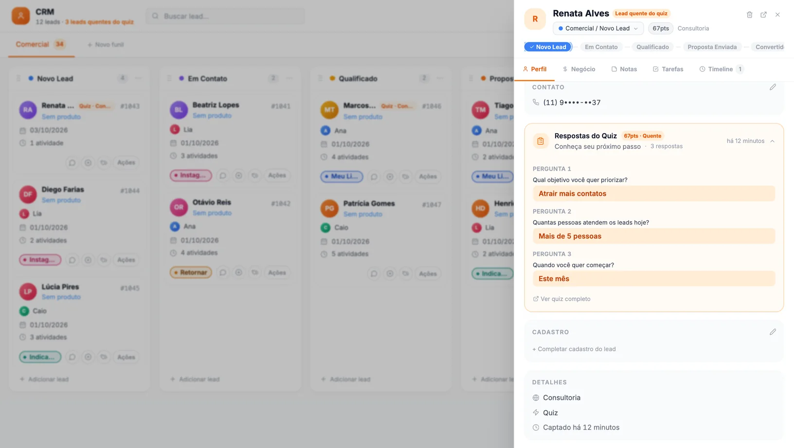 Gaveta real do lead Renata Alves aberta sobre o CRM: selo Lead quente do quiz, etapa Comercial / Novo Lead, o cartão Respostas do Quiz com 67pts · Quente e as três respostas, e nos detalhes a origem Quiz (dados fictícios).